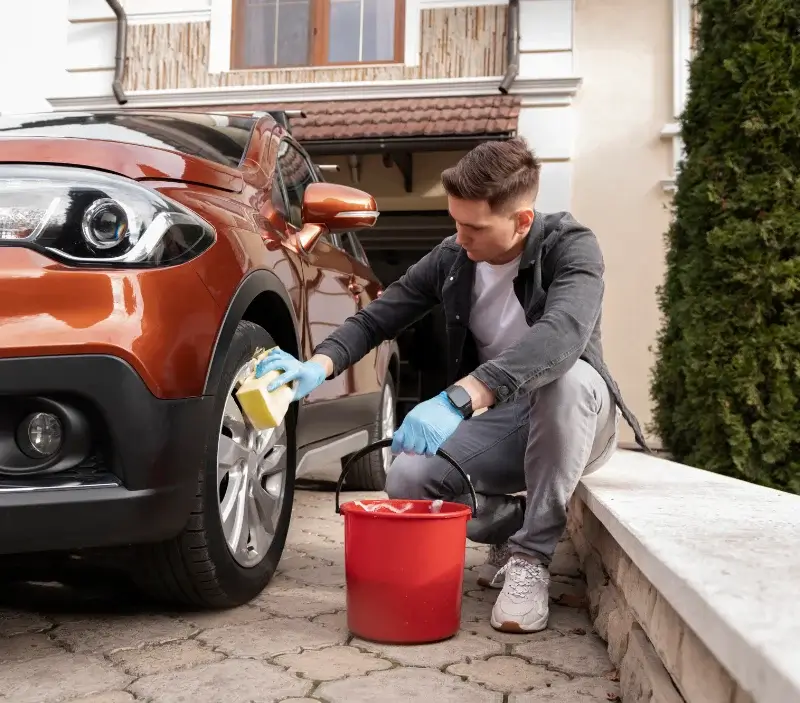 Lavage auto à domicile Pagney-derrière-Barine : professionnel intervenant sur un véhicule